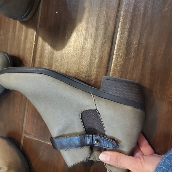 3 pairs of boots, one on right new size 6.5 , middle small heel 6.5 , le… - Picture 6 of 7